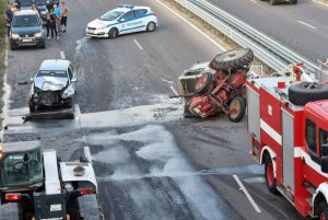 Младежи са в болница, след като се натресоха на трактор