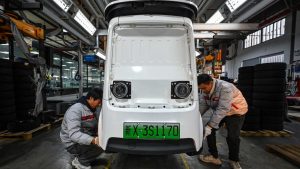 С ИИ начело, Китай се опитва да ограничи рисковете от изместване на работа