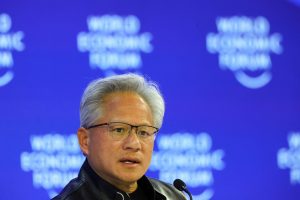 Главният изпълнителен директор на Nvidia на посещение в Шанхай, докато САЩ облекчават ограничаването на чиповете H200