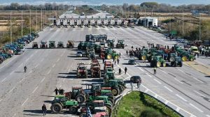 Протестът се разраства: Гръцките фермери блокират пътища и граници