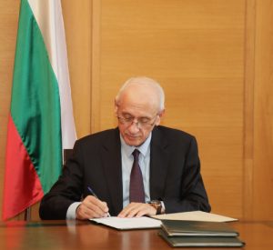 Министър Кирилов подписа споразумението по Програма „Профилактика и укрепване на здравето“ • МЗ