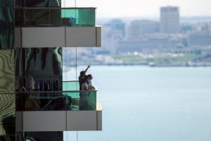 Ракети летят в небето на Персийския залив, докато Иран отговаря на атаката на САЩ и Израел