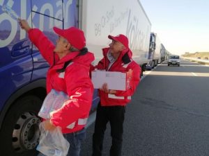ДОБРОВОЛЦИ ОТ БЧК ПОМОГНАХА С ХРАНА И ЗАКУСКИ НА ШОФЬОРИТЕ НА ТОВАРНИ АВТОМОБИЛИ,  БЛОКИРАНИ В КИЛОМЕТРИЧНИТЕ КОЛОНИ НА ГРАНИЧНИТЕ ПУНКТОВЕ „КАПИТАН АНДРЕЕВО“ И „ЛЕСОВО“