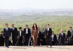 Лидерът на КМТ насърчава мира от другата страна на пролива в мавзолея Сун Ятсен