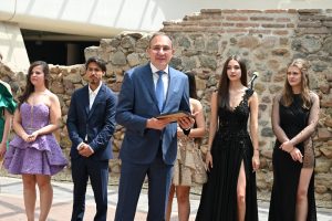 12 000 лв. са дарени за бални рокли в подкрепа на младежи с аутизъм и от уязвими групи след инициатива на МТСП