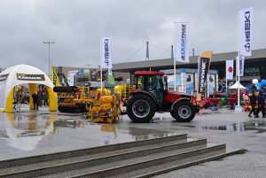 Трактор “Ламборгини“, алкохолен чай и финландска къща в палатите на Панаира СНИМКИ