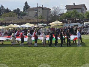 Голямо добруджанско хоро, представящо картата на България, се изви на стадиона в добричкото село Бранище
